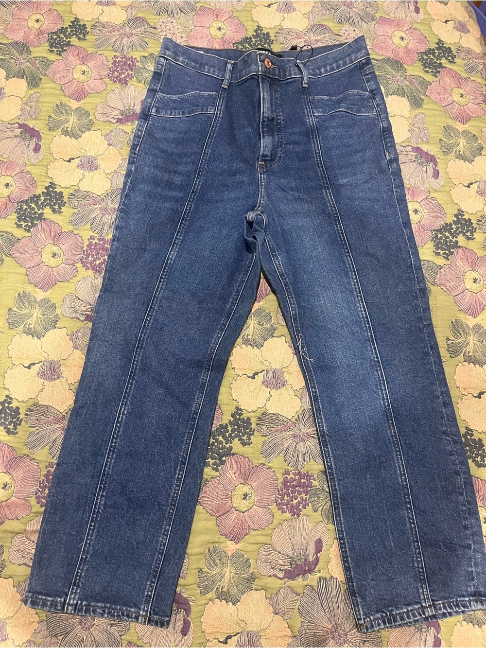 Women’s Express straight leg, super high rise jeans.